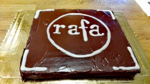 Wygodne miejsce do siedzenia w kawiarni Rafa Supermarket