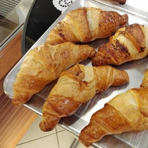 Klient relaksujący się przy stoliku z kawą